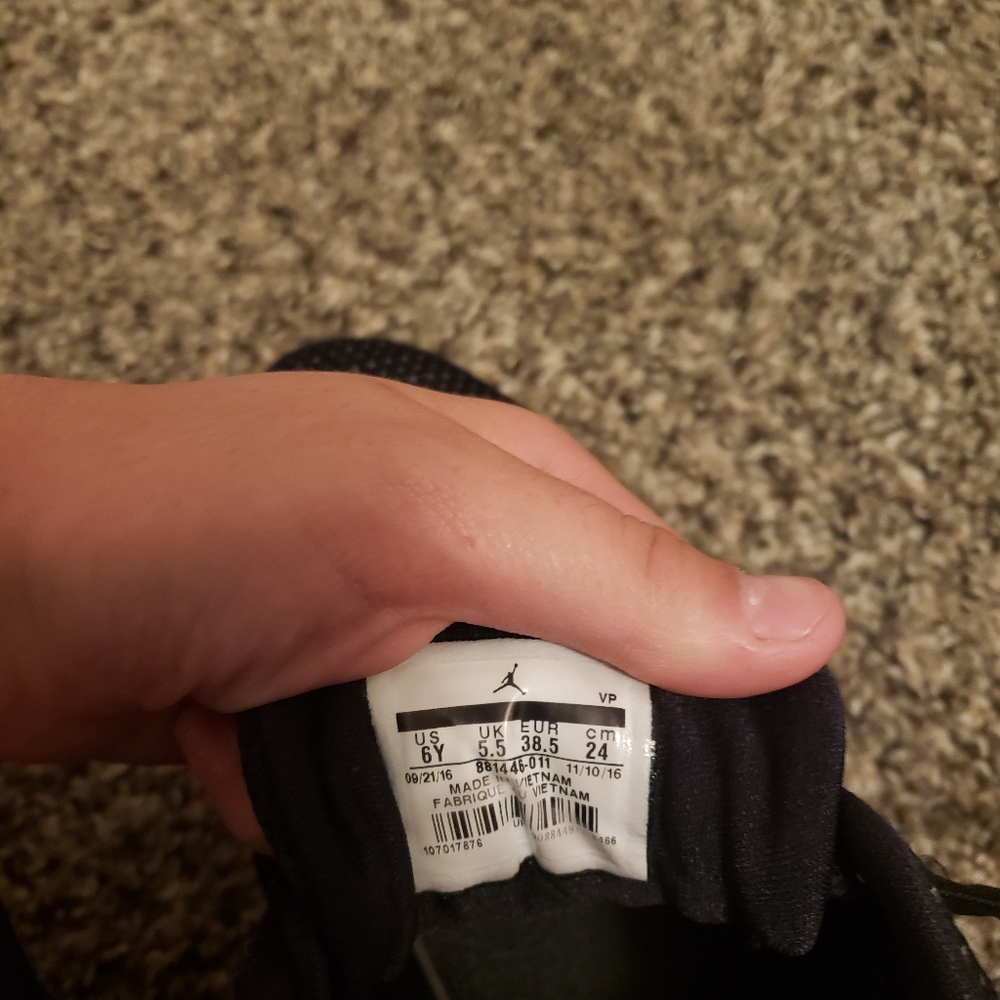 Black Jordan Basketball Shoes - Picture 5 of 9